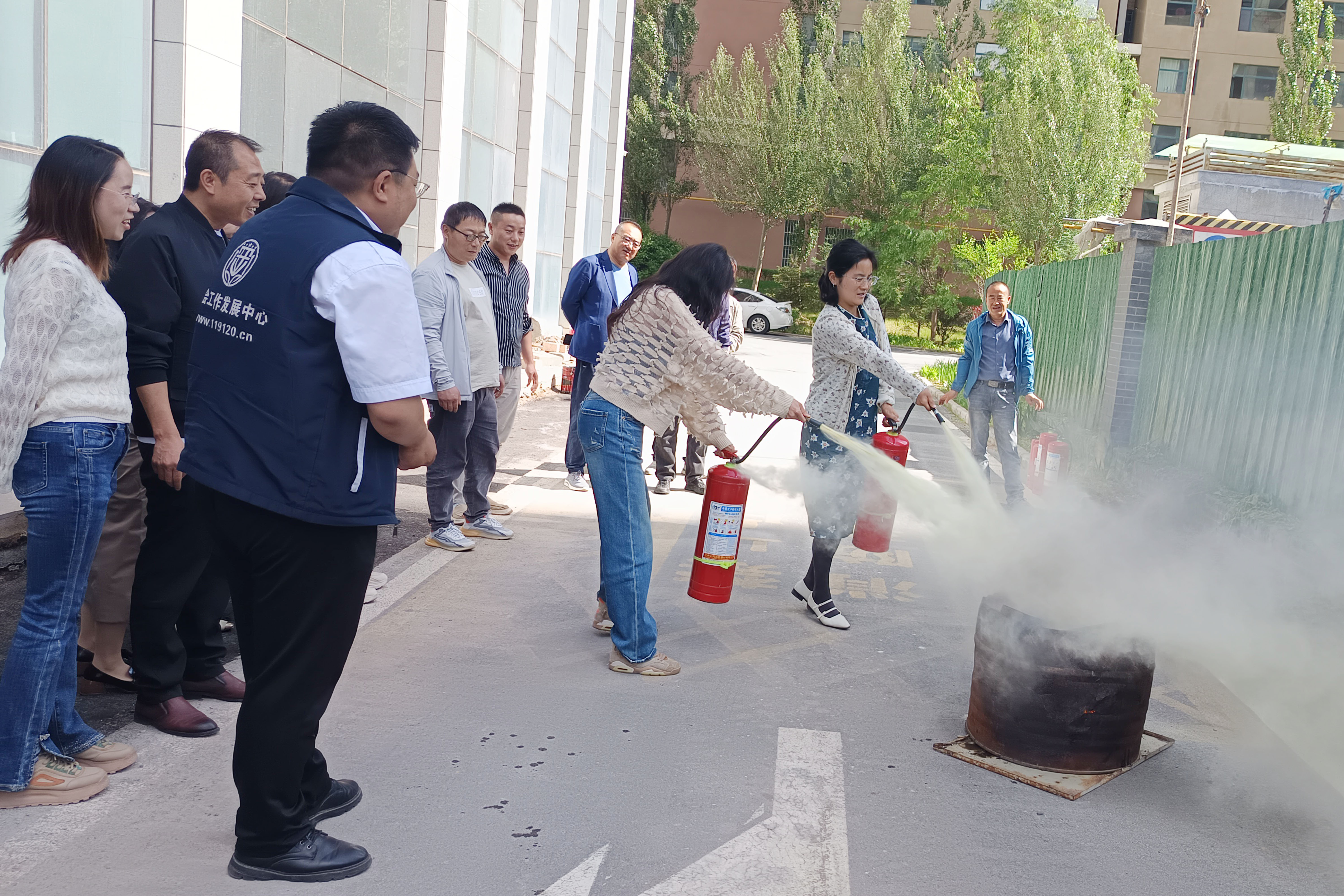 6月份集團(tuán)公司開(kāi)展滅火演練。.jpg
